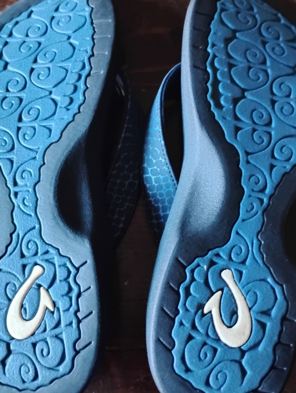 EUC OluKAi Blue And Black Flips Flops Size 9 - Picture 2 of 7